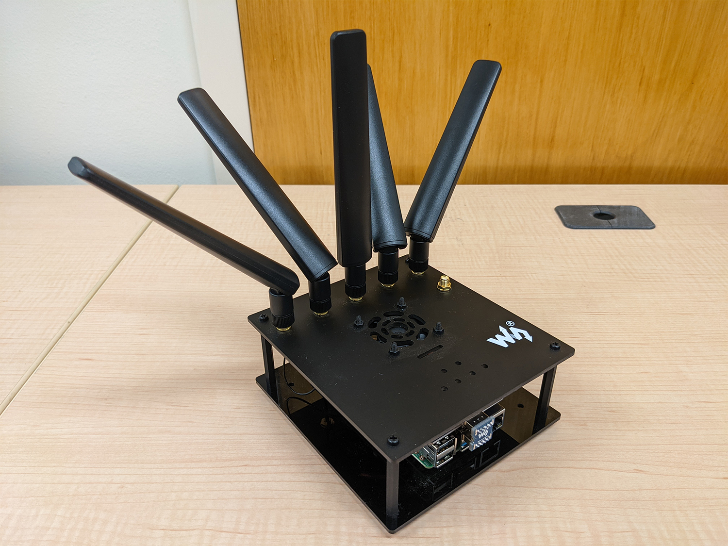 microcomputer with a 5G modem card and the antennas