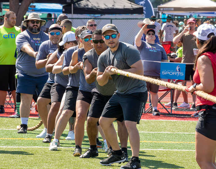 SwRI employees competing in tug of war