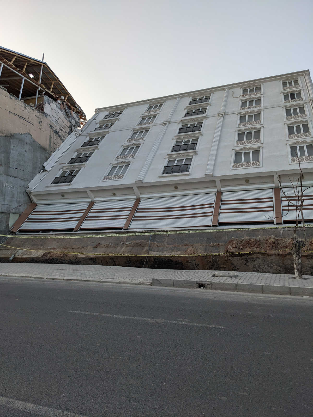Building collapsing due to liquefaction after 2023 earthquakes in Turkey