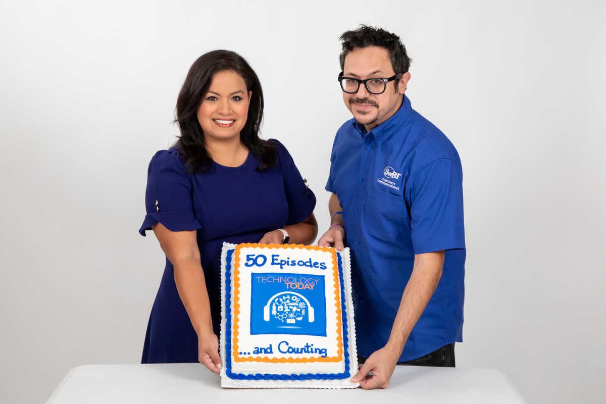 Lisa Peña and Bryan Ortiz holding a cake