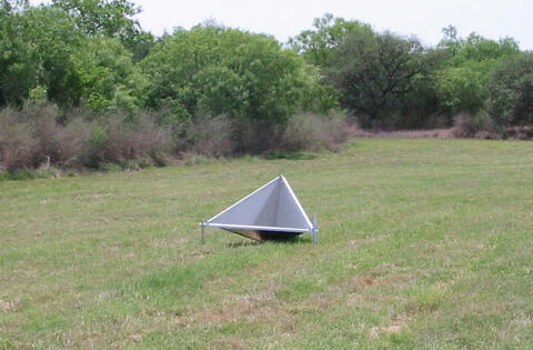 Triangular three-dimensional corner reflector in a field