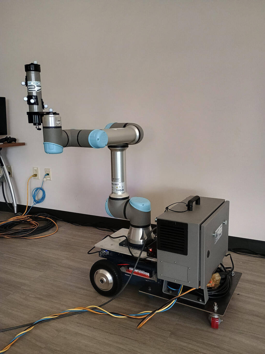 Industrial manipulator mounted on mobile base with differential steering