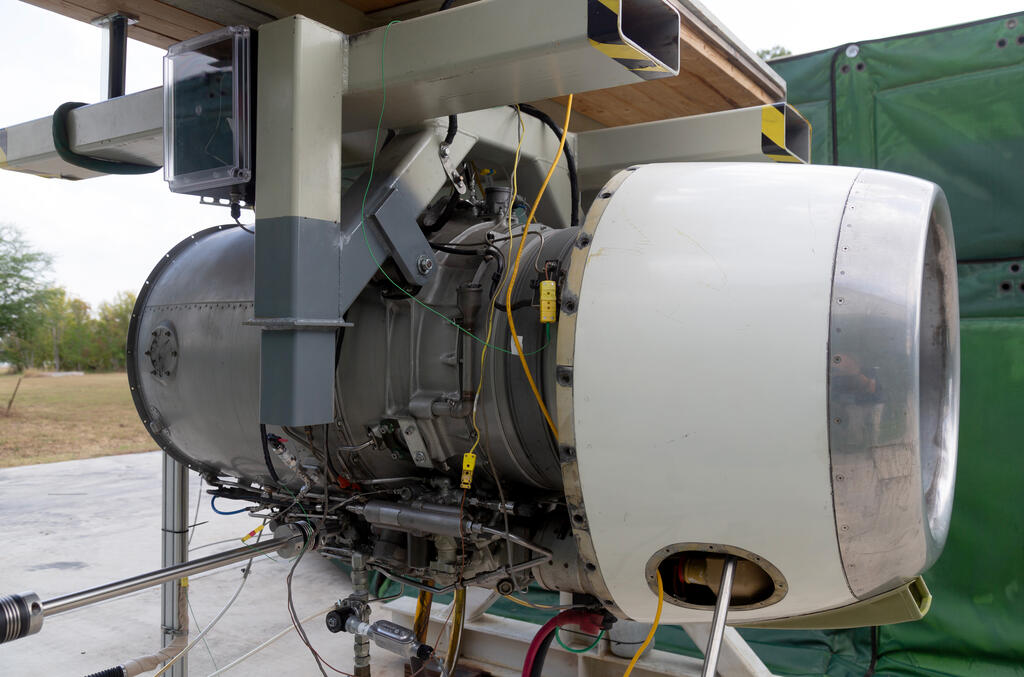Turbofan jet engine test stand 