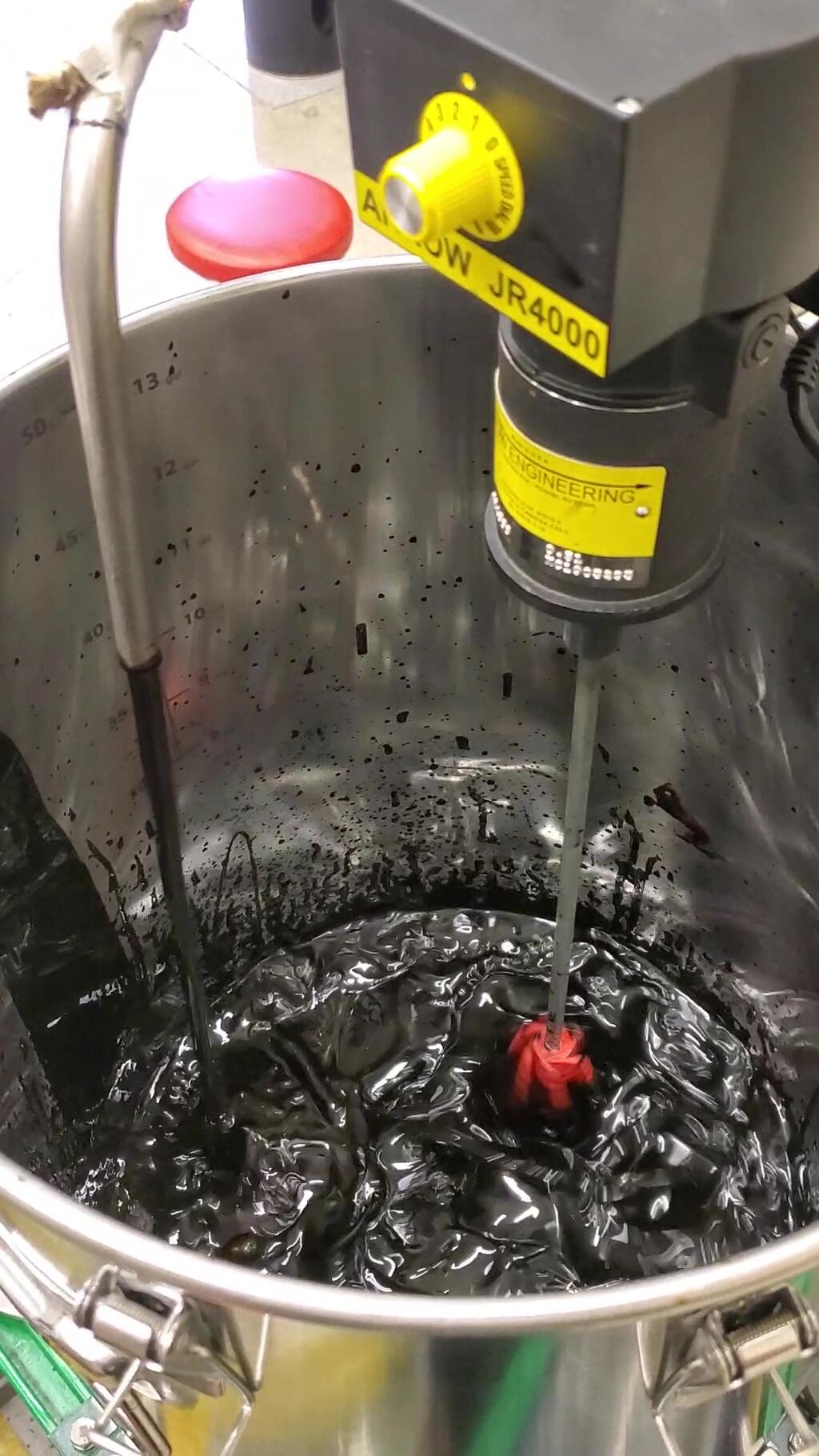 Heavy crude in mixing apparatuses 