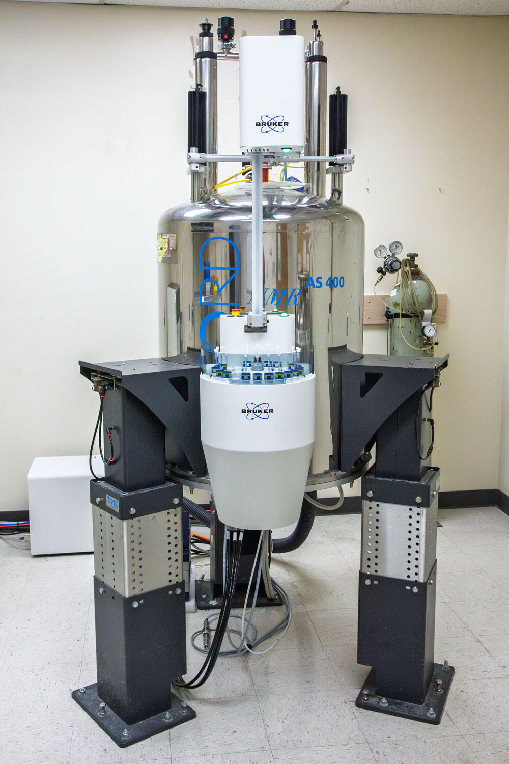 The NMR machine in the NMR Lab at SwRI