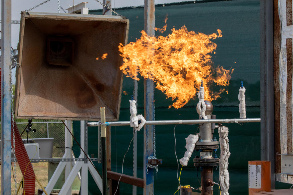 SwRI's pilot-scale flare testing system in action