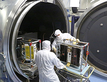 Thermal vacuum testing satellites